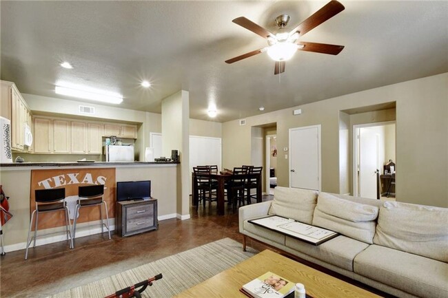 Building Photo - 4X2 West Campus Condo Under $900 Per Bedroom