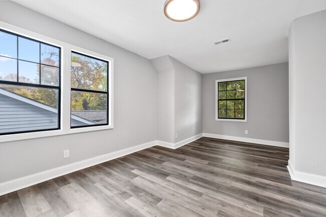 Building Photo - 2400 Woodbine Ave