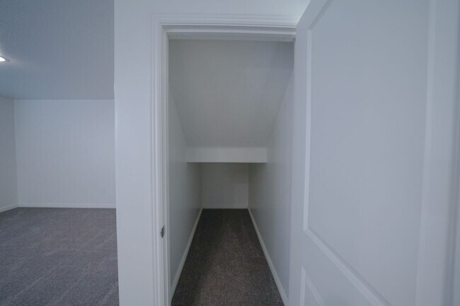 Building Photo - Spacious Townhome for Rent – Prime Location!