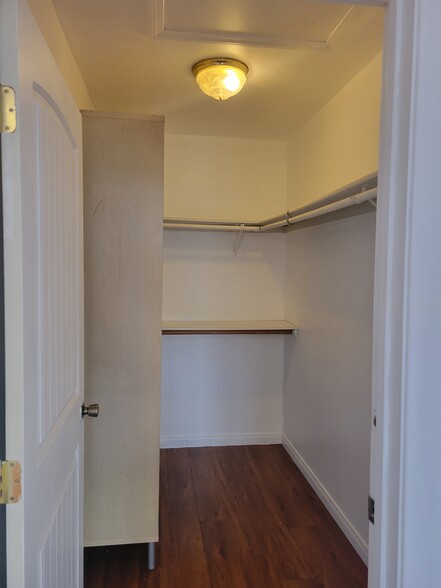 Master Bedroom Walk in Closet - 6161 Oak Crest Way