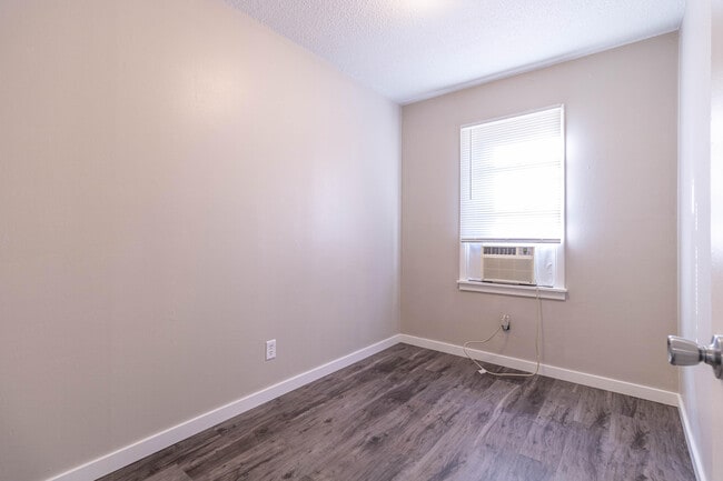 Building Photo - 2807 Flora Dr