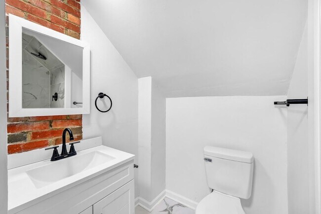 Building Photo - Stunning 5 Bed, 2 Bath Euclid Ohio!