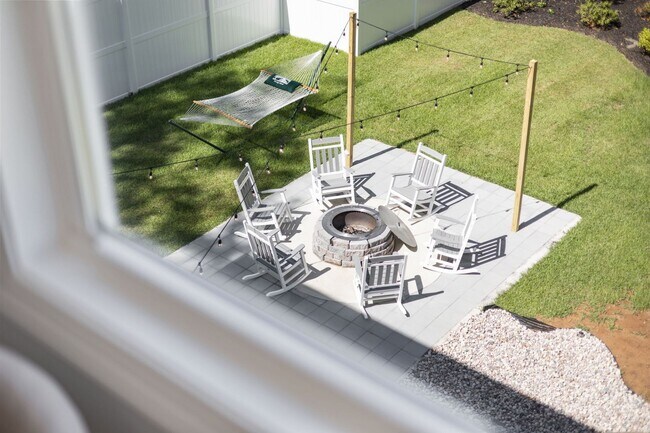 Building Photo - All Inclusive Seasonal Rental in the Beaut...