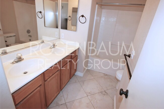 Building Photo - Charming 4-beds, 2-baths home in Wildflowe...