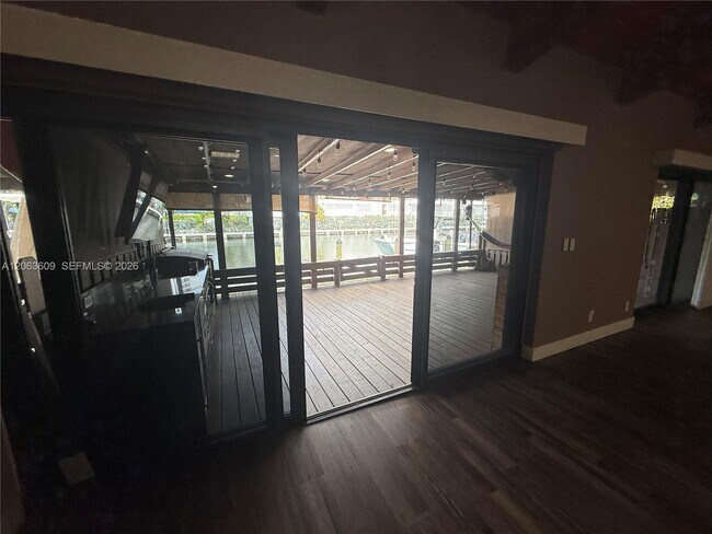 Building Photo - 2645 Parkview Dr S