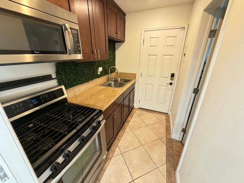 Building Photo - 2526 E Balsam Ave