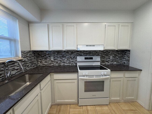 Building Photo - $500 OFF MOVE IN SPECIAL | Cozy Townhome in Quail Creek 2/2.5/2 Car Garage