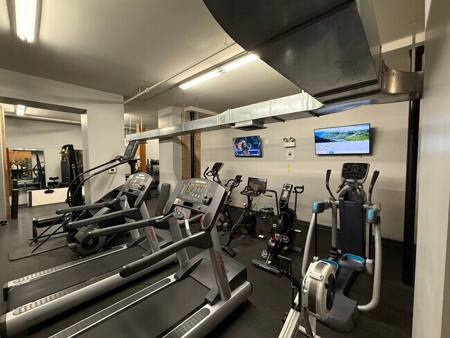 Building Photo - 525 W Superior St