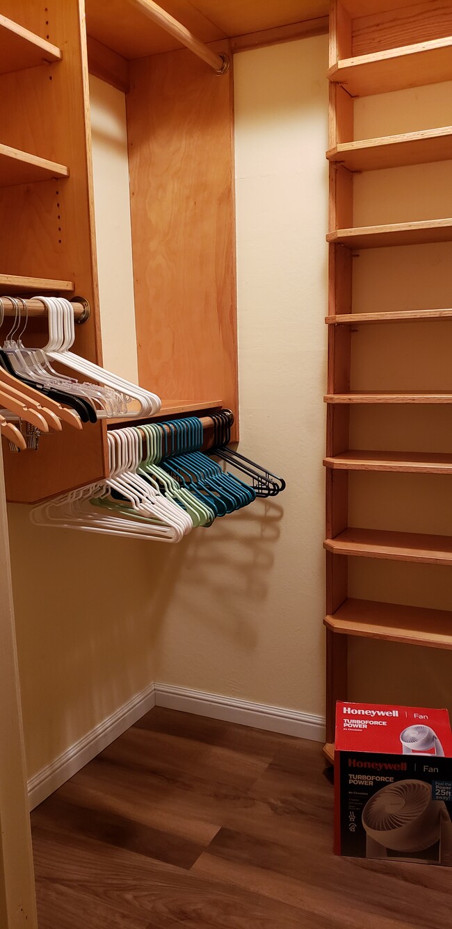 Bedroom walk-in closet - 1470 Creekside Dr