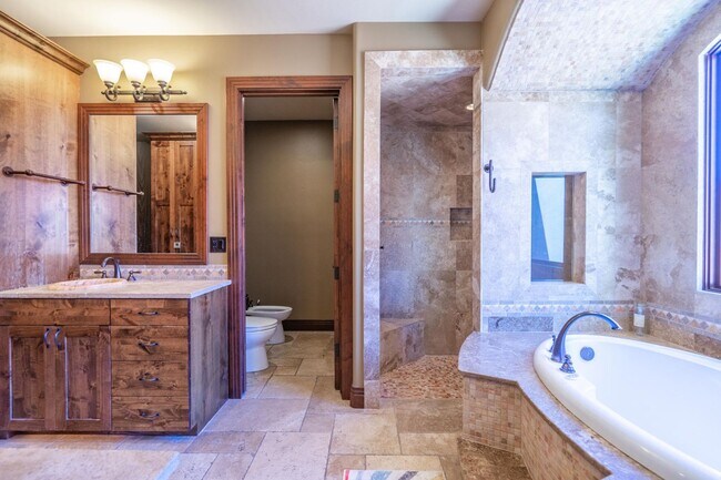 Building Photo - Exquisite Custom Home in Prestigious Commu...