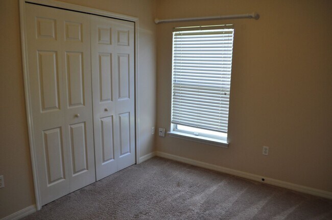 Building Photo - 16 Russman Ln