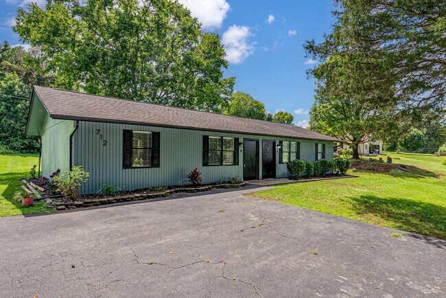 Building Photo - 712 Cooper Rd