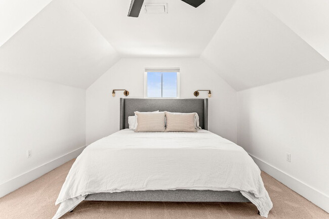 Building Photo - Experience Elegance and Comfort: Spacious ...