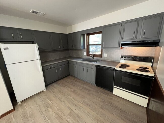 Building Photo - 2068 Andrew St SE