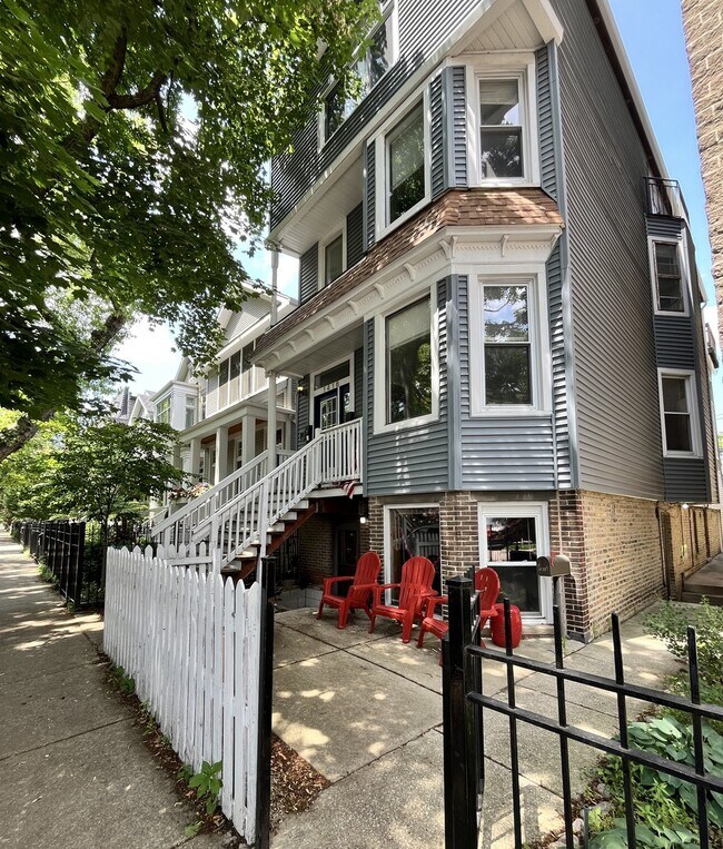 Building Photo - 1416 W Wolfram St