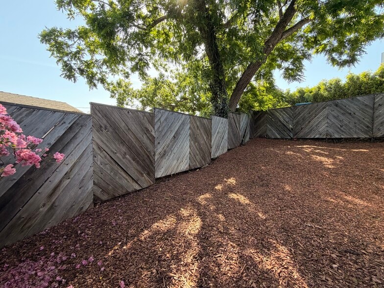 Building Photo - 4912 Mendota Ave