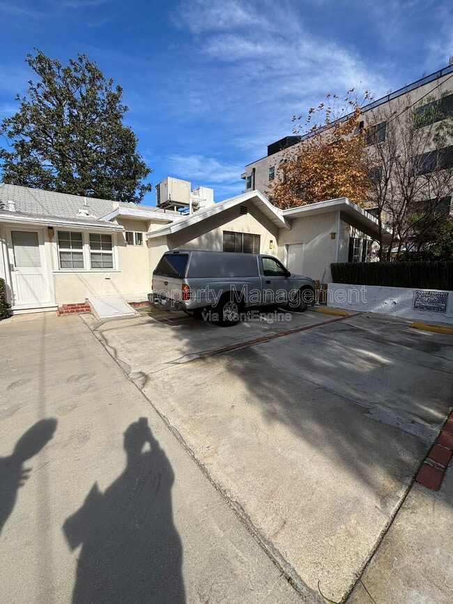 Building Photo - 10818 Blix St