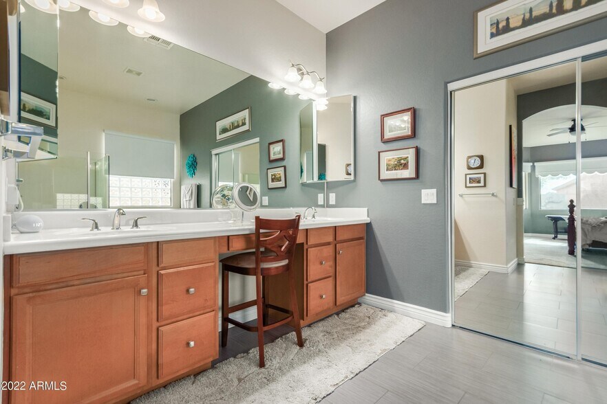 Master bathroom - 10433 W Carlota Ln