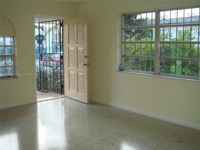Building Photo - 1129 SW 11th Ave