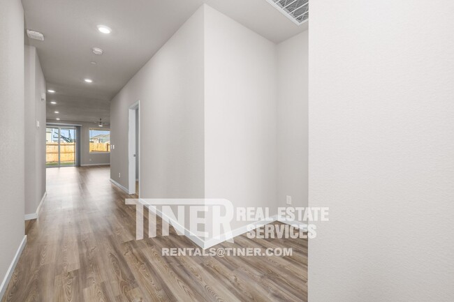 Building Photo - 4224 Roanne Wy