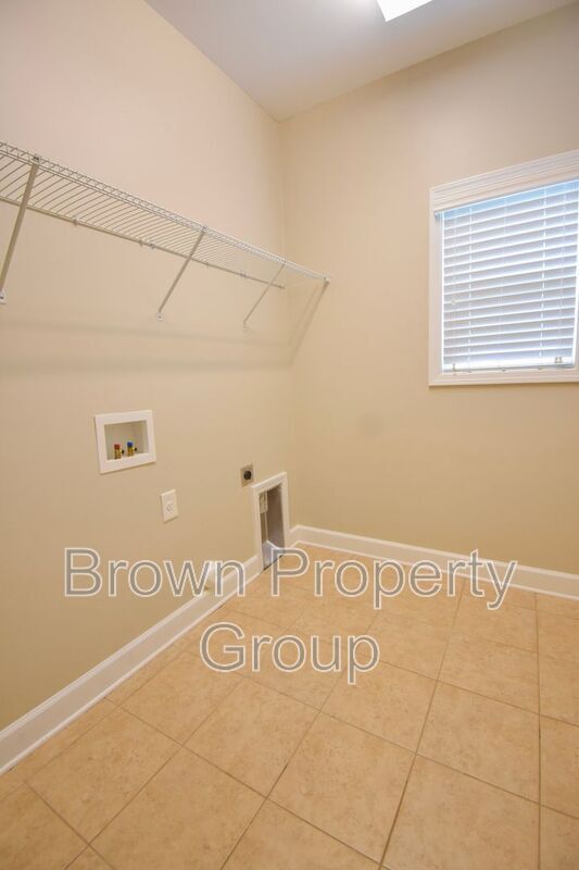 Building Photo - 10 Spring Pond Ln