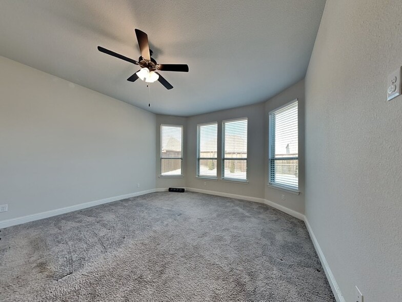 Building Photo - 721 Precious Dr