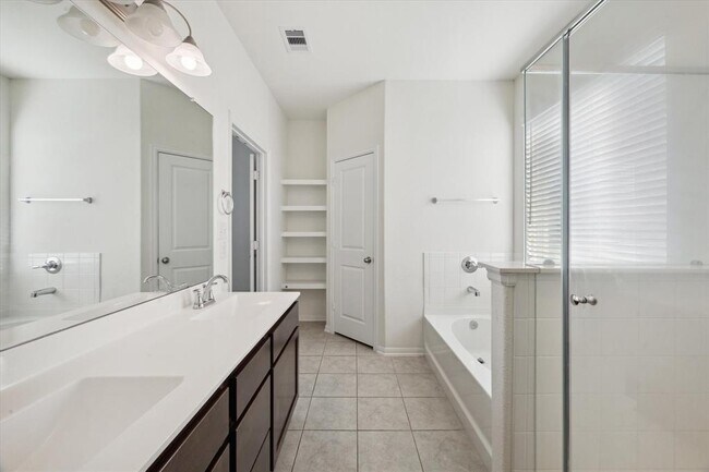 Building Photo - 2602 Ocean Key Dr