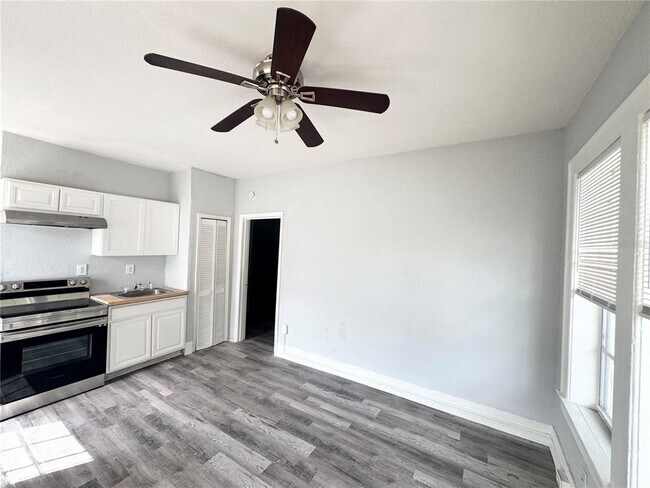 Building Photo - 704 Cordova Dr