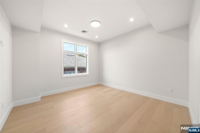 Building Photo - 450 N 10th St