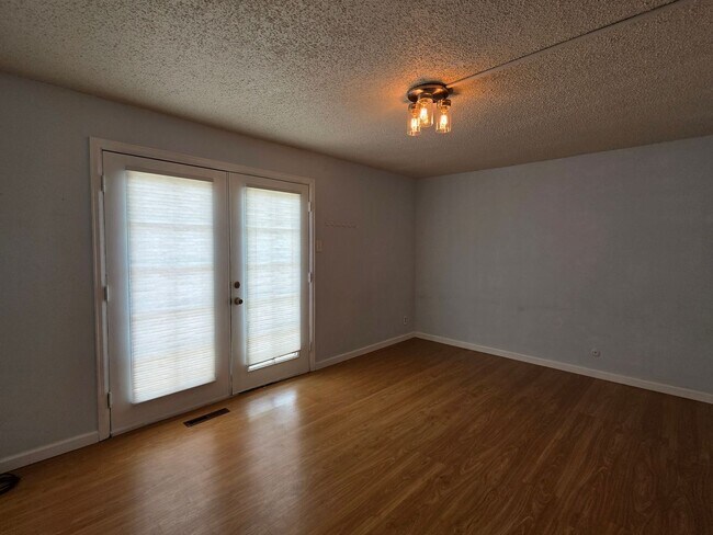 Building Photo - Great 3 Bedroom Townhouse In Aurora!