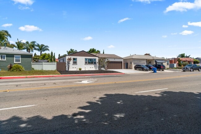 Building Photo - Nicely Remodeled 3 Bed 2 Bath in West Chul...