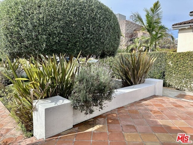 Building Photo - 128 S Swall Dr