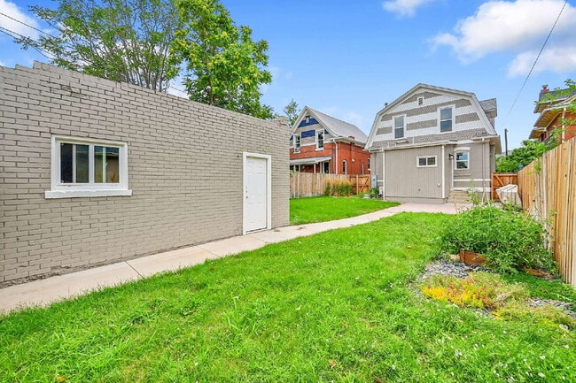 Building Photo - $3,595 - 3 Bed, 2 Bath Updated Home In Den...