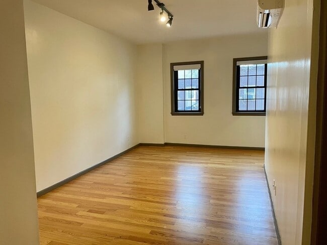 Building Photo - 113 Webster Ave