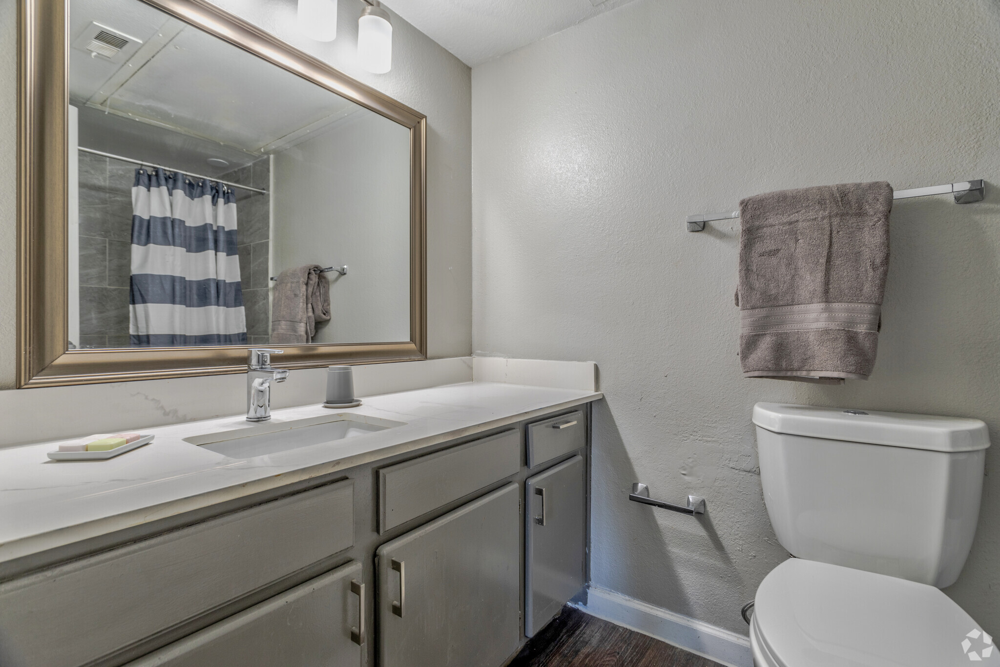 1BR, 1BA - 720 SF - Bathroom - Maxwell Apartments