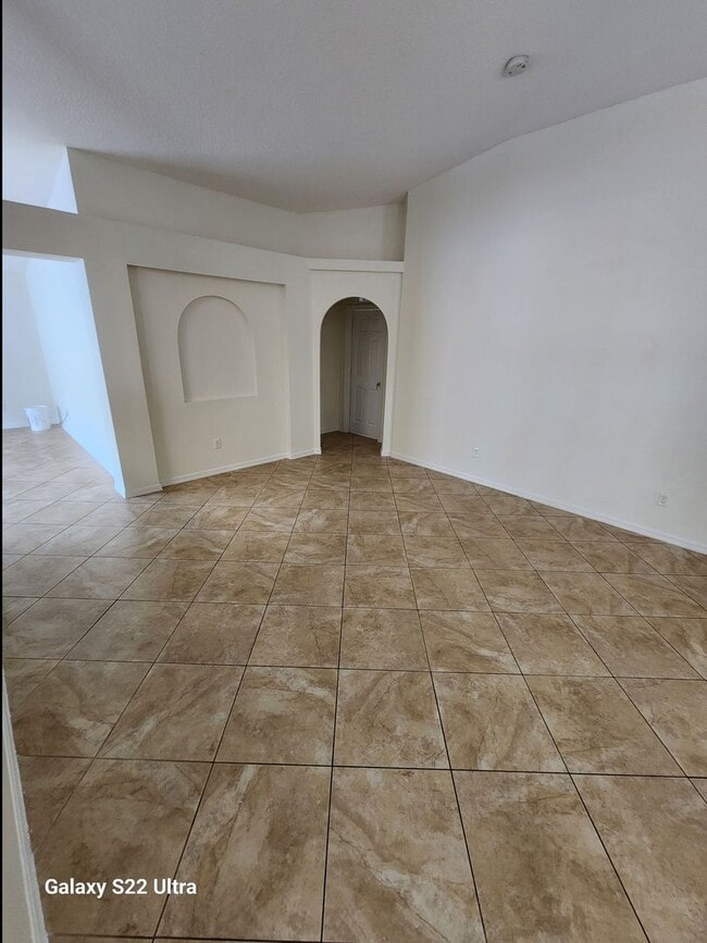 Building Photo - 4 bedroom 2 bath