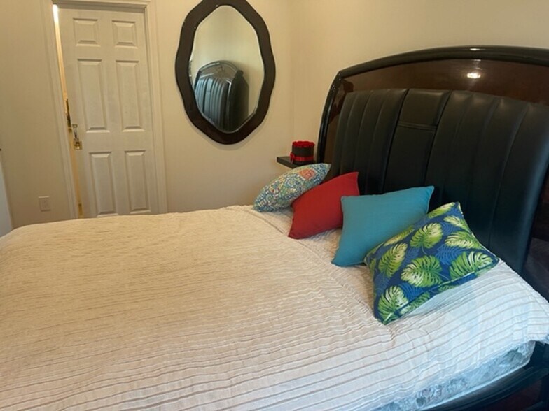 Master Bedroom - 3306 Lloyd St