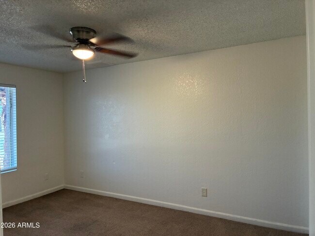 Building Photo - 602 W Wickieup Ln