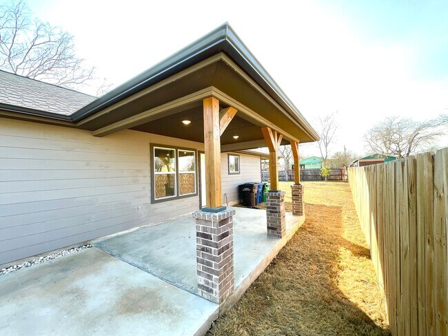 Building Photo - Modern Home With Covered Patio & Fenced Yard!