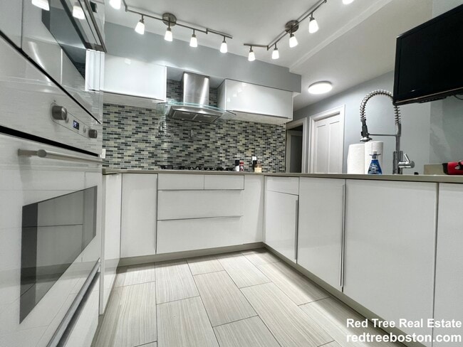 Building Photo - 57 Broadlawn Park