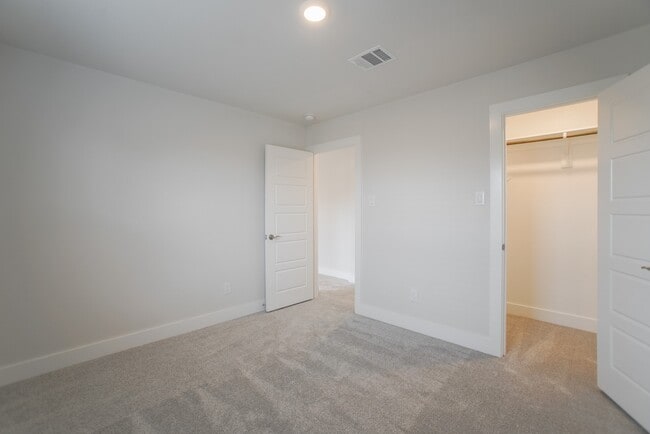 Building Photo - 10614 Whitejacket