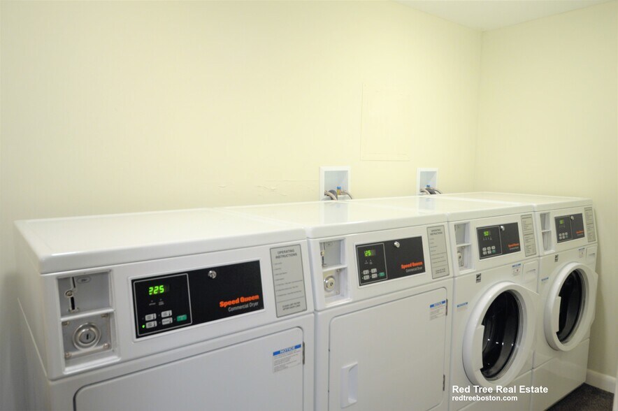 Building Photo - 35 Belmont St