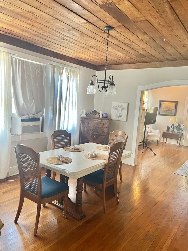 Building Photo - Charming 2 Bedroom 1 Bathroom Home for Rent!