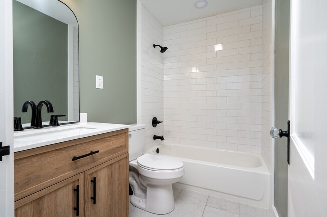 Building Photo - 3 Bed/1 Bath duplex