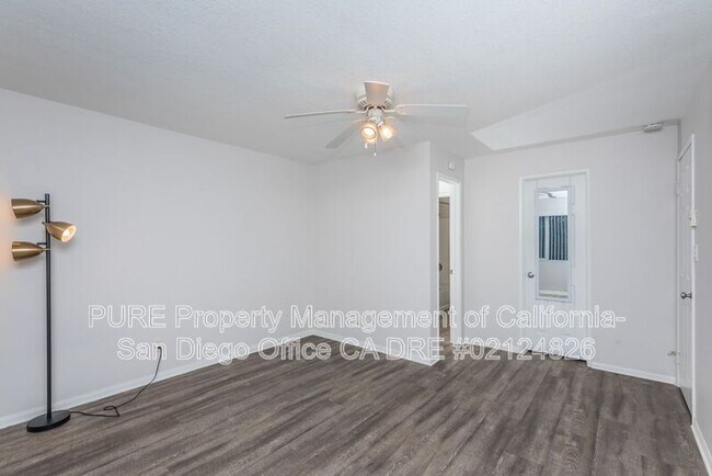 Building Photo - 7405 Charmant Dr