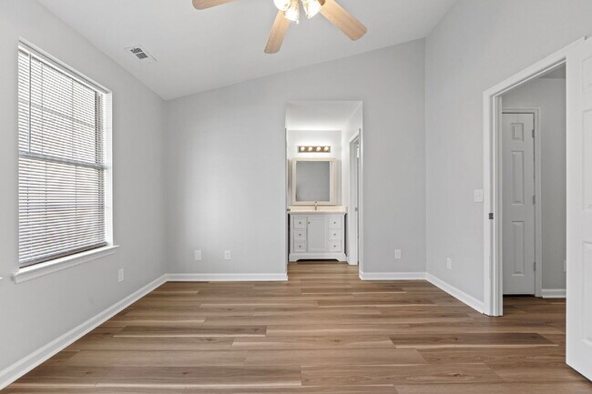 Building Photo - 3 Bedroom 2 bath home on a corner lot in the Telfair community