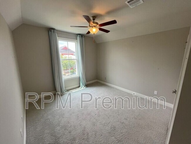 Building Photo - 1271 Rockport St