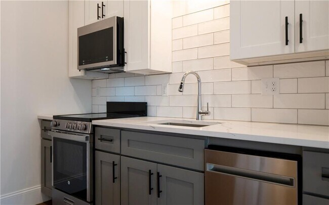 Building Photo - 15 Cranston Ave