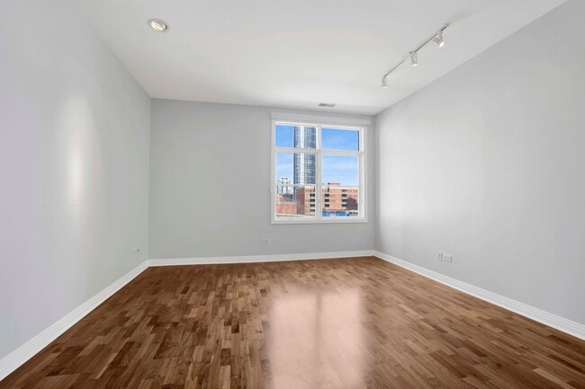 Building Photo - 330 N Clinton St