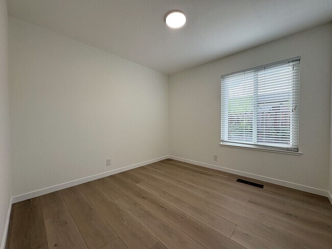 Building Photo - 3532 Rollingside Dr